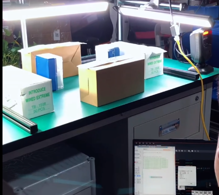 還在為人工掃碼慢、錯掃漏掃頭疼？這套定制工作臺批次掃碼設備全搞定！搭載 AI 讀碼算法，臟污、模糊條碼都能秒識別，批次信息實時同步系統，按需定制尺寸與接口，適配良好專屬場景～ #AI #批次溯源#定制掃碼設備 #自動掃碼工位.png